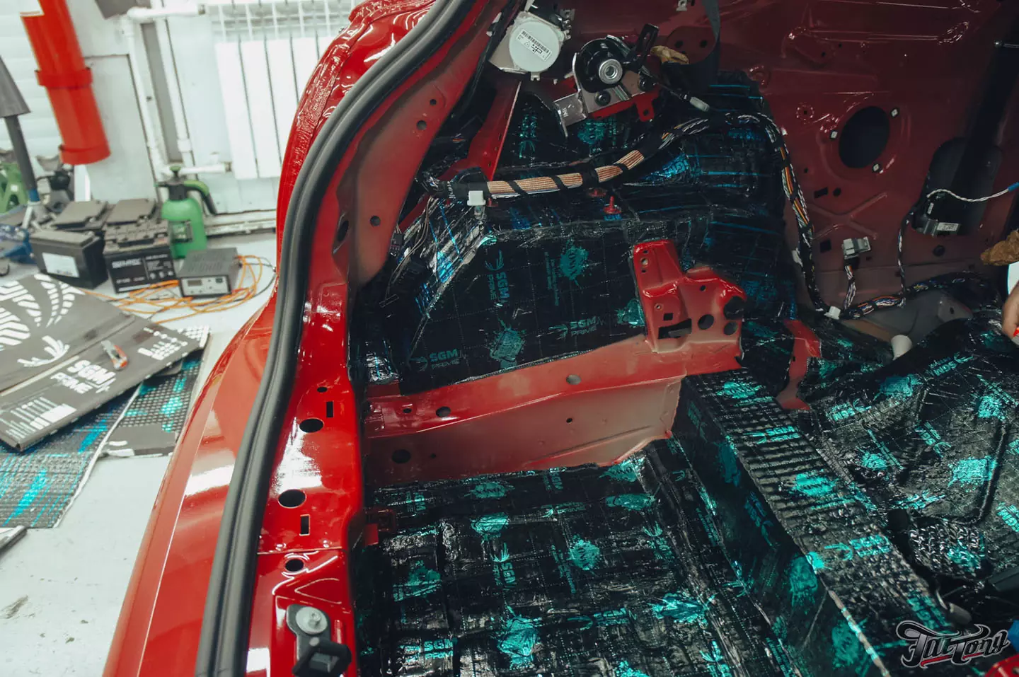 Оклейка Mini John Cooper Works глянцевым полиуретаном, наклейки на кузов, комплексная шумоизоляция, установка новых дисков, керамика дисков и суппортов